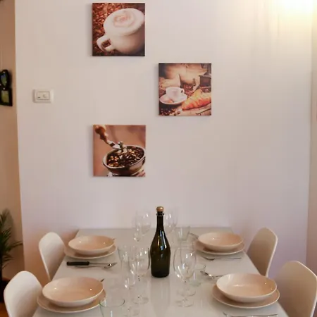Domus Jessica Apartment Campea